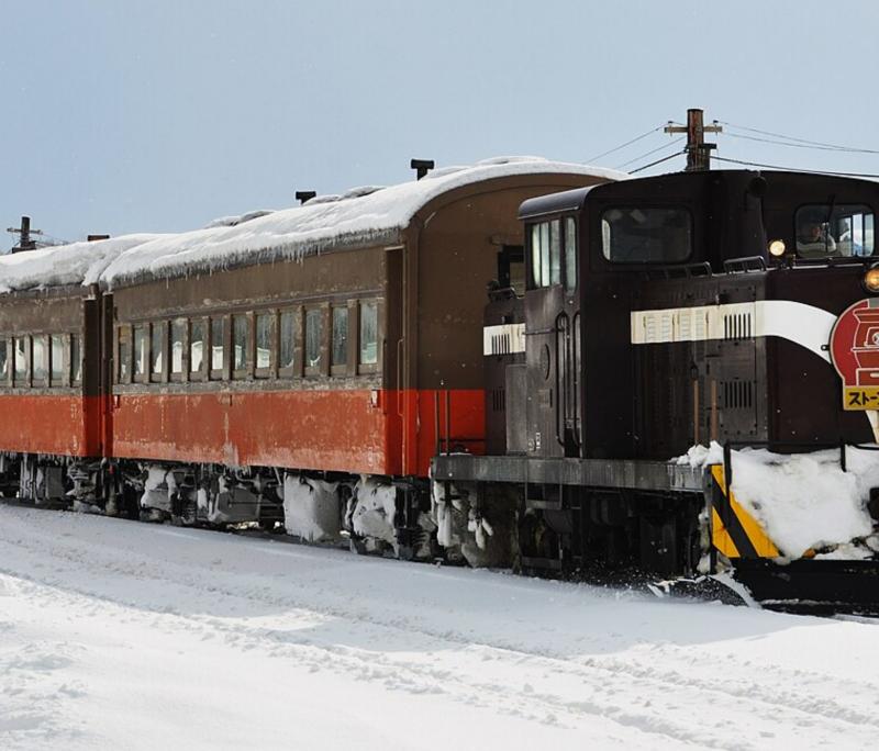 雪中的津輕鐵道暖爐列車